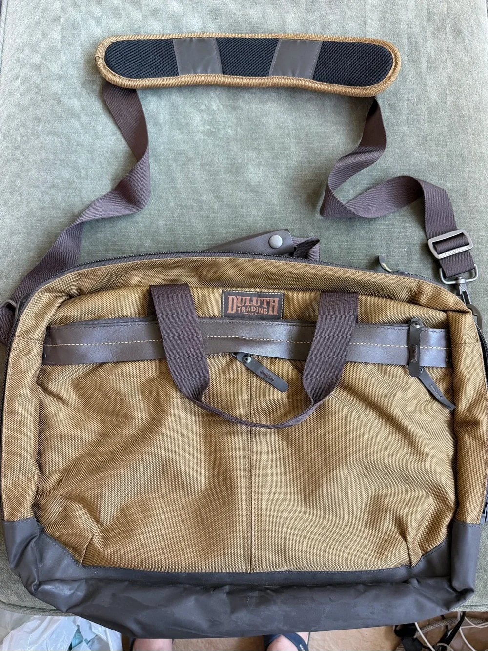 Duluth Trading Co CargoBold Beefcase Messenger Bag NWOT Retails for $165+